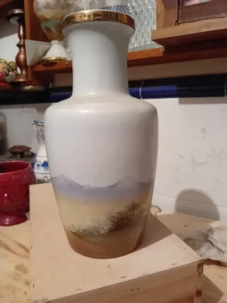 Jarrón de porcelana con paisaje firmado