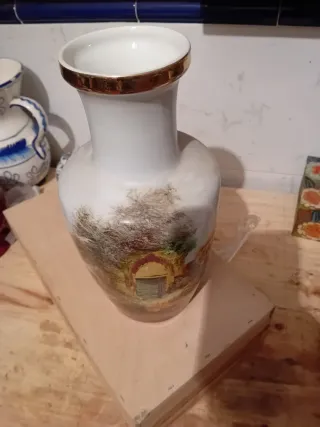 Jarrón de porcelana con paisaje firmado