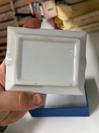 Cenicero de porcelana con coche antiguo