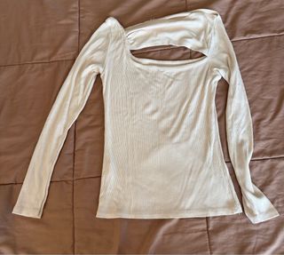 Camiseta beige manga larga con escote