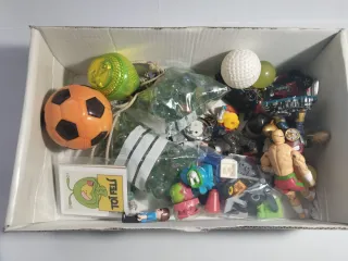 Caja de juguetes variados