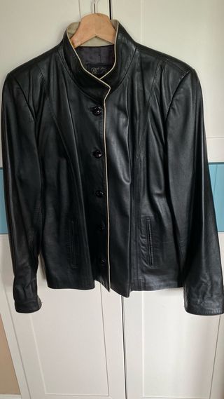 Chaqueta de piel negra