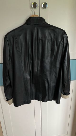 Chaqueta de piel negra