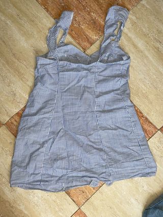 Vestido gris con rayas blancas