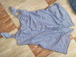 Vestido gris con rayas blancas