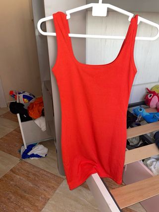 Vestido gris con rayas blancas