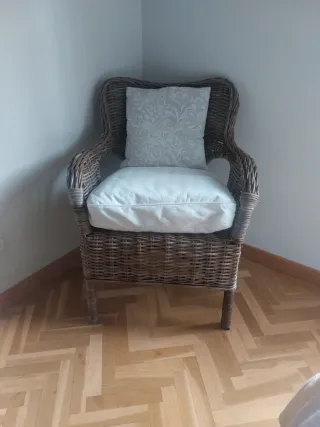 Poltrona in vimini con cuscini