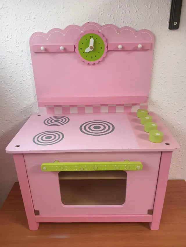 Cocinita de madera rosa.