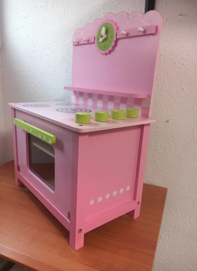 Cocinita de madera rosa.