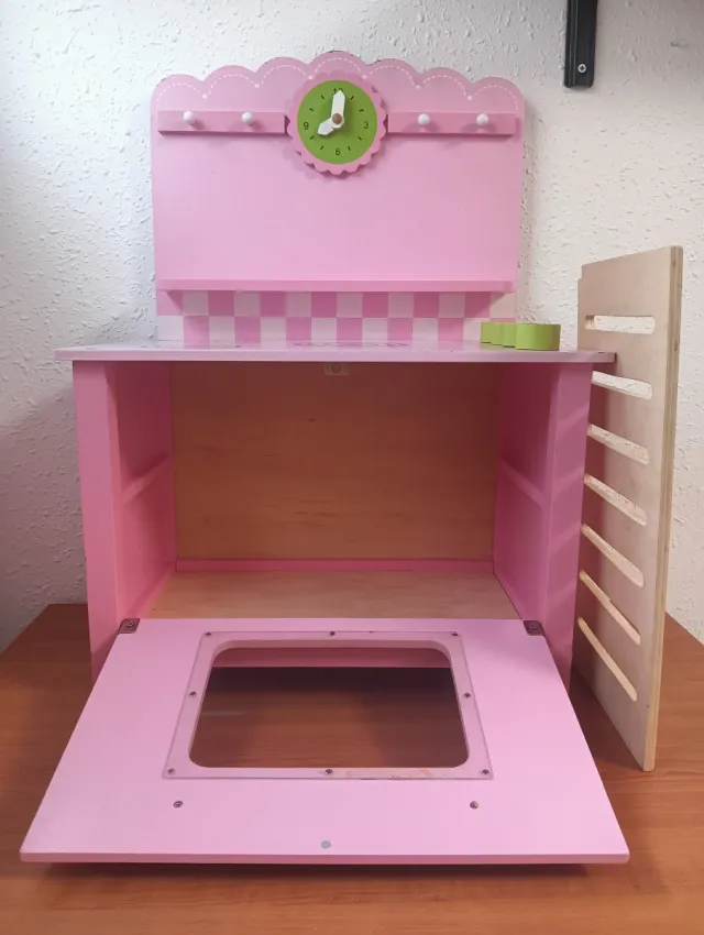 Cocinita de madera rosa.