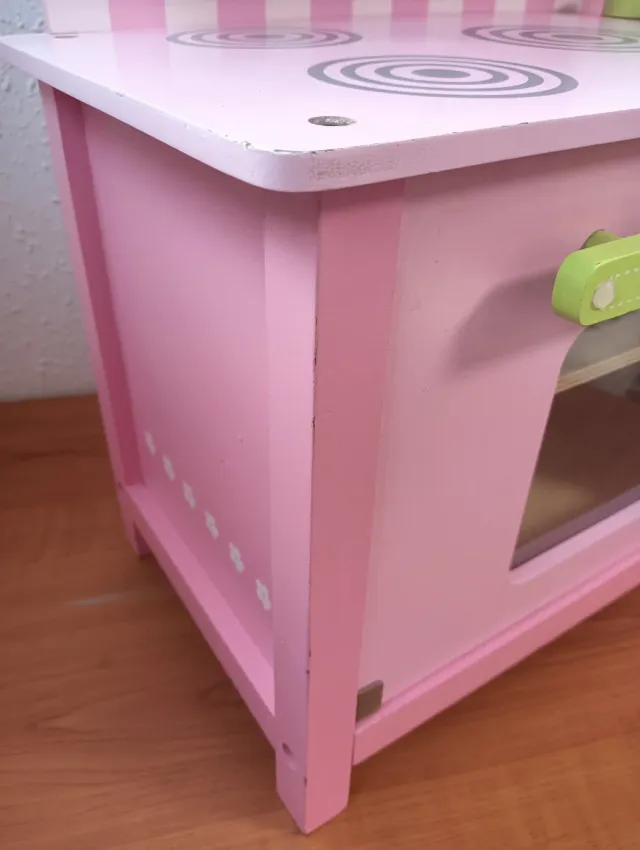 Cocinita de madera rosa.