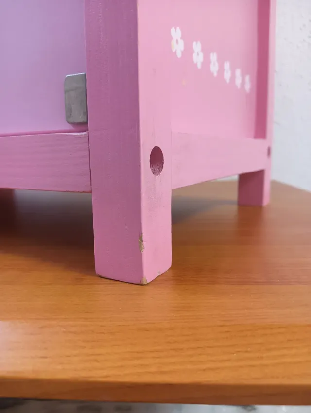 Cocinita de madera rosa.