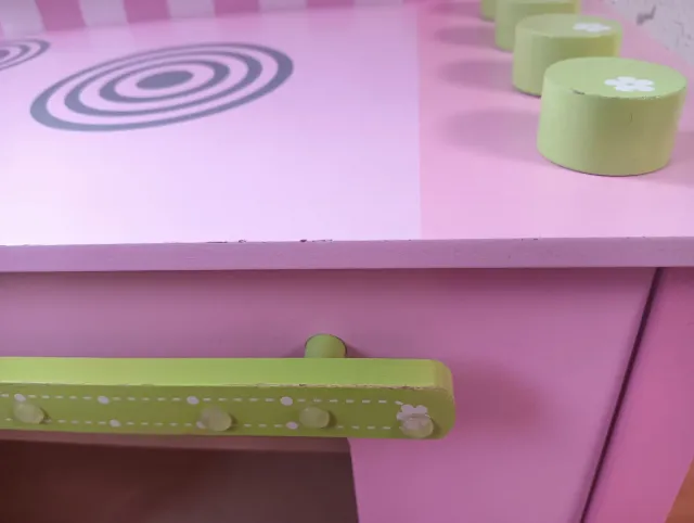 Cocinita de madera rosa.