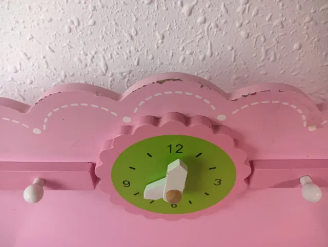 Cocinita de madera rosa.