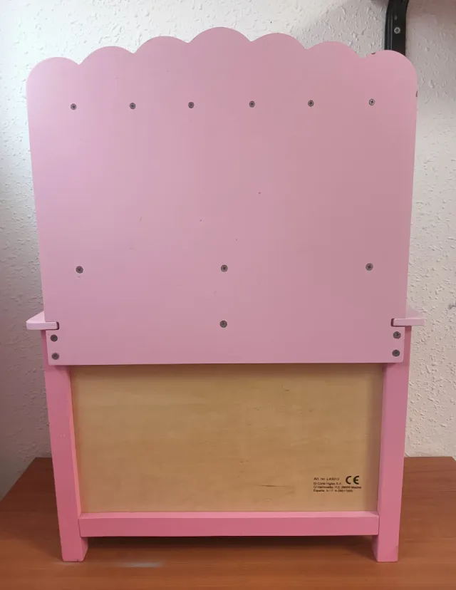 Cocinita de madera rosa.