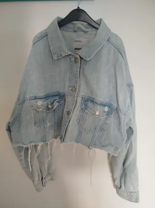Chaqueta vaquera Bershka desgastada corta.