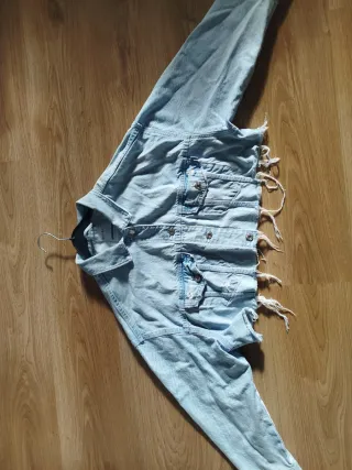 Chaqueta vaquera Bershka desgastada corta.
