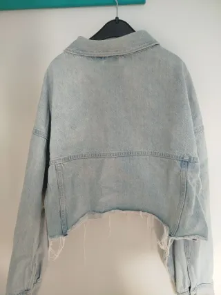 Chaqueta vaquera Bershka desgastada corta.