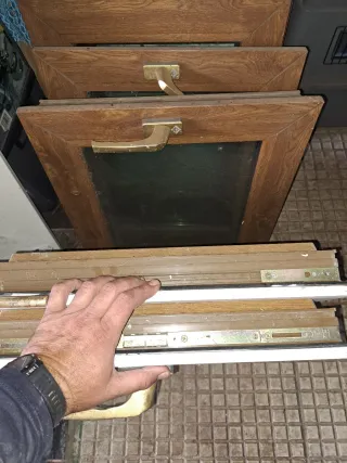 Ventanucos de PVC efecto madera sin marco.