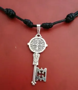 Colgante Llave con llave ó Medalla de San Benito