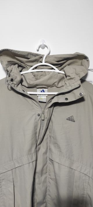 Chaqueta Adidas vintage con etiqueta de los 2000