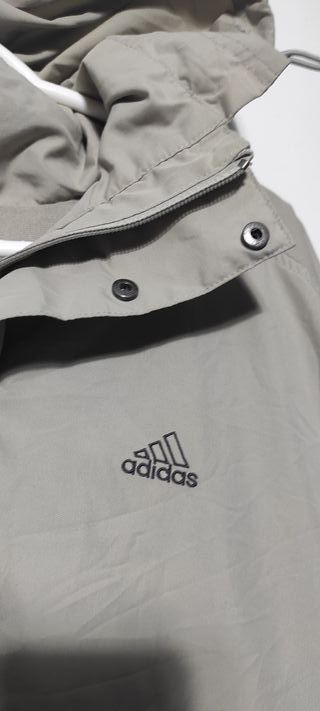 Chaqueta Adidas vintage con etiqueta de los 2000