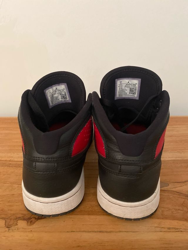 Zapatillas Nike Jordan Negras y Rojas