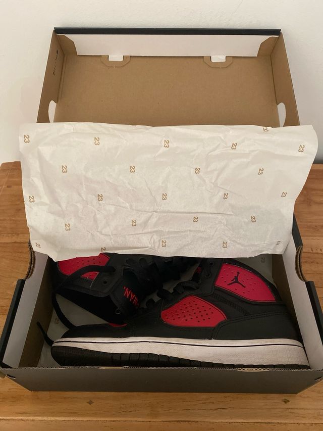 Zapatillas Nike Jordan Negras y Rojas