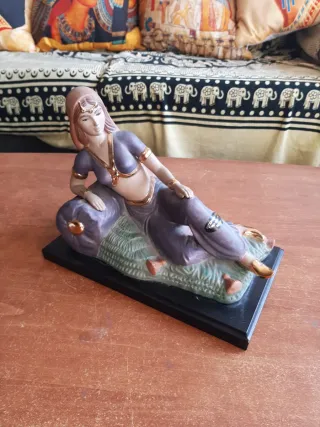 Figura Egipcia Mujer Reclinada