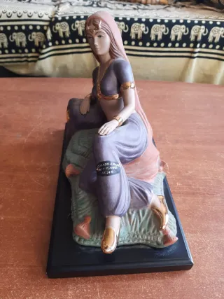 Figura Egipcia Mujer Reclinada