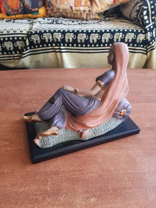 Figura Egipcia Mujer Reclinada