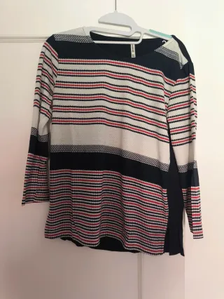 Camiseta Stradivarius rayas azul y rojo