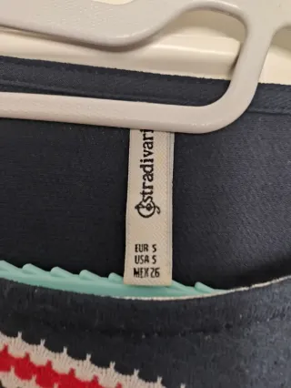 Camiseta Stradivarius rayas azul y rojo