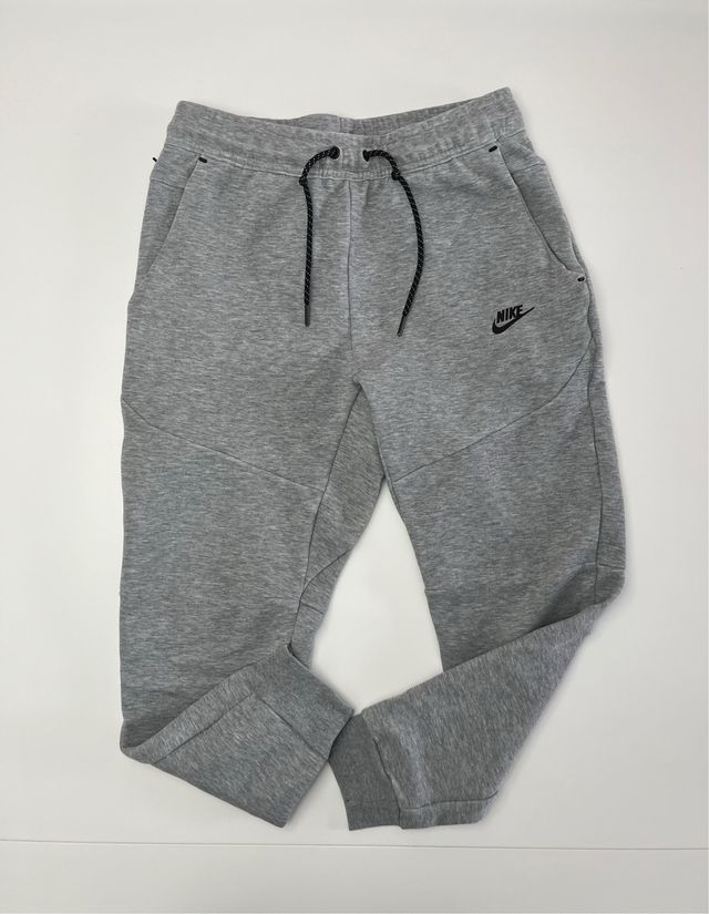 Pantalón Nike Tech Fleece Gris