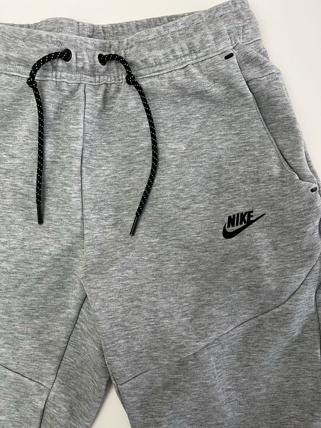 Pantalón Nike Tech Fleece Gris