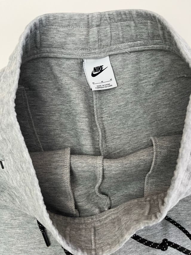 Pantalón Nike Tech Fleece Gris