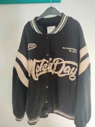 Chaqueta Bershka estilo universitario