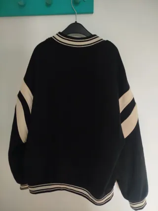 Chaqueta Bershka estilo universitario