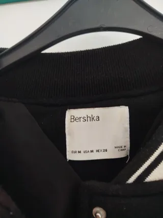 Chaqueta Bershka estilo universitario