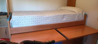 Letto a castello con ponte in legno e blu