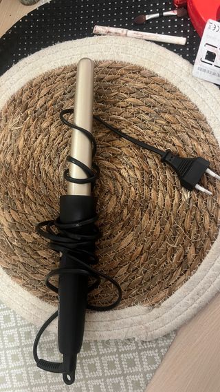 Rizador de pelo dorado y negro