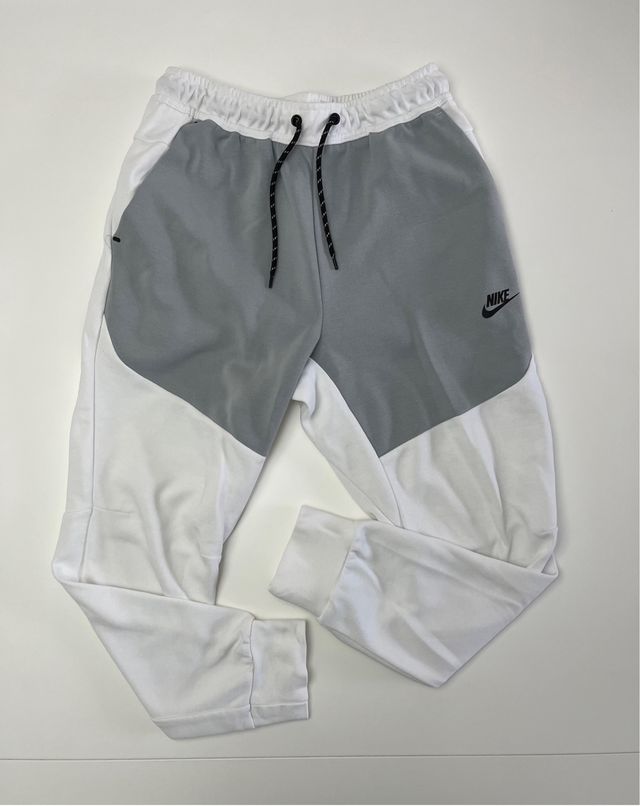 Pantalón Nike Tech Fleece Gris y Blanco