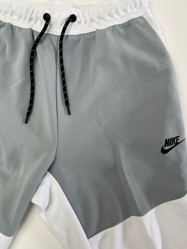 Pantalón Nike Tech Fleece Gris y Blanco