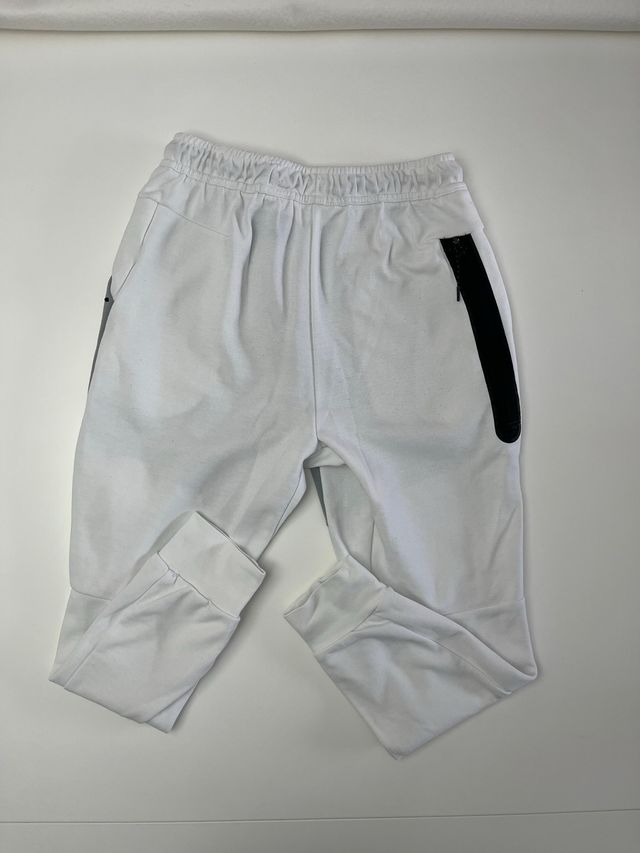Pantalón Nike Tech Fleece Gris y Blanco