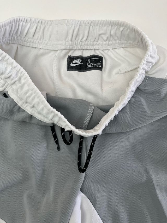 Pantalón Nike Tech Fleece Gris y Blanco
