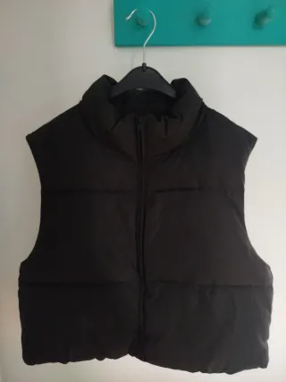 Chaleco negro acolchado sin mangas