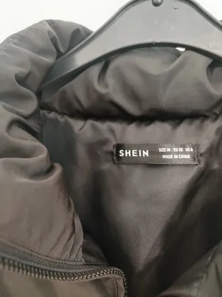 Chaleco negro acolchado sin mangas