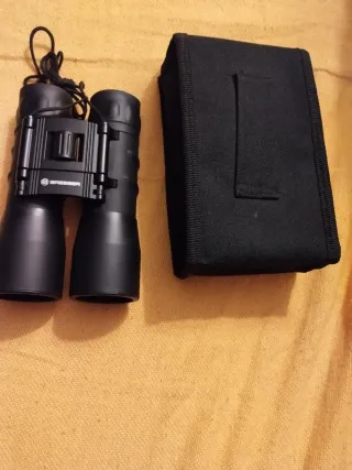 Prismáticos negros con funda