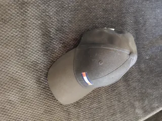 Gorra negra con detalle multicolor