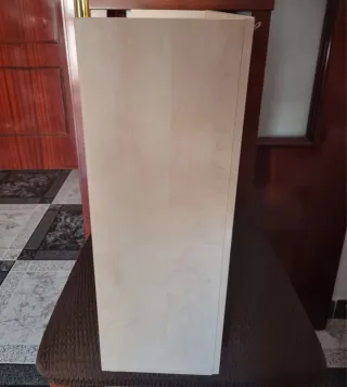 Estantería de madera beige